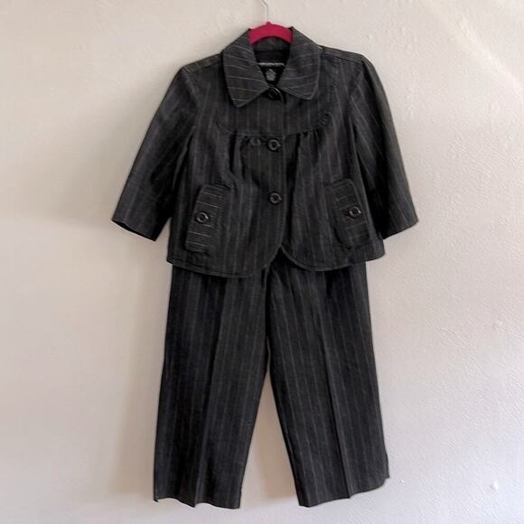 Larry Levine Two Piece Gray and White Pin Stripe Short Sleeve Pant Suit PS - Picture 1 of 12